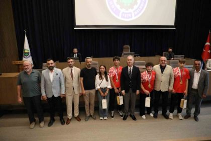 inegolun-basarili-gencleri-mecliste-onure-edildi