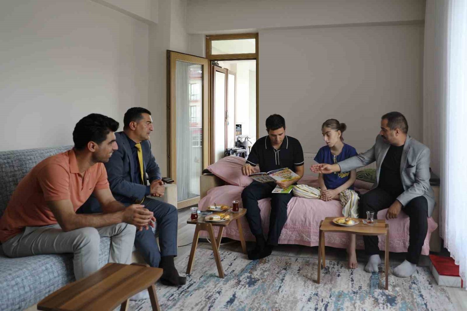 kaymakam-guzel-evde-egitim-goren-ogrenciyle-bir-araya-geldi