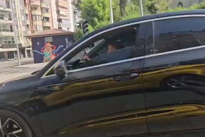 kucuk-cocuga-trafikte-otomobil-kullandirdilar