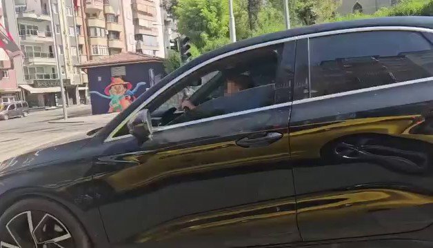 kucuk-cocuga-trafikte-otomobil-kullandirdilar