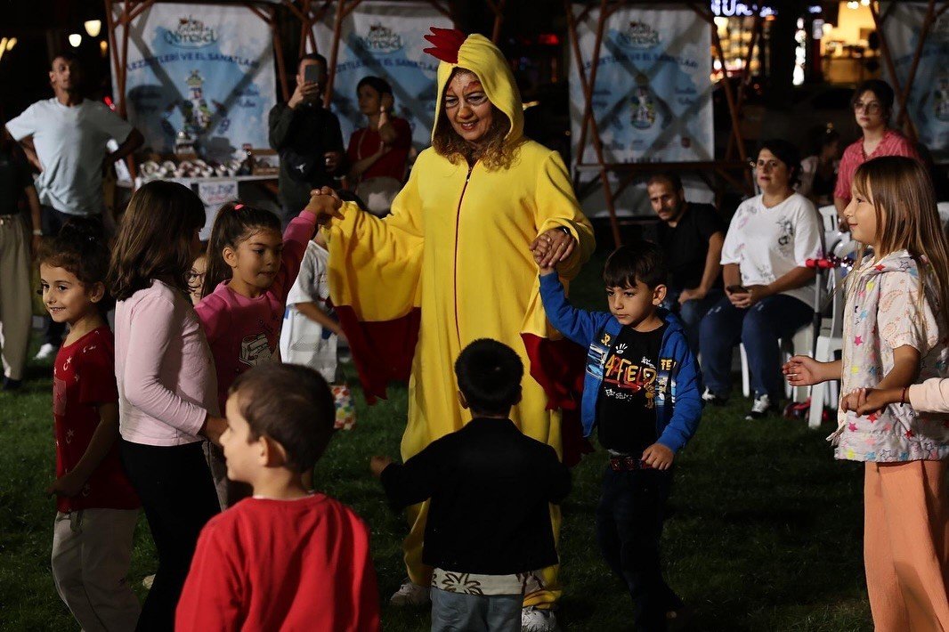 kutahya-belediyesi-renkli-etkinliklerle-cocuklarin-yuzunu-guldurdu