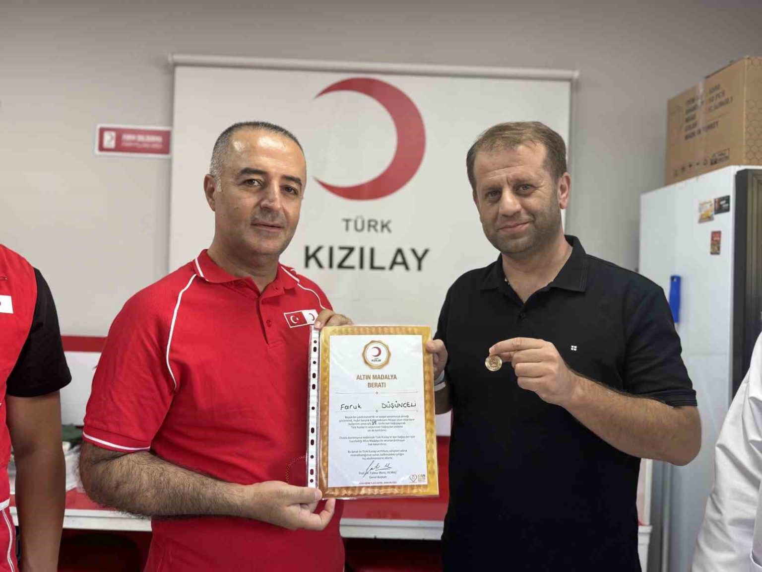 mardinde-40-kez-kan-bagisi-yapan-gonulluye-madalya-verildi