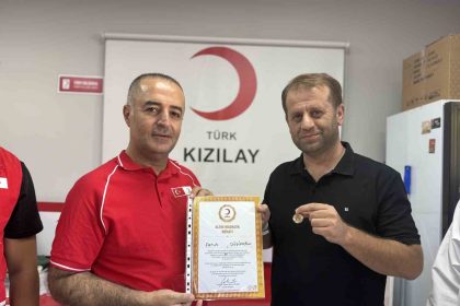 mardinde-40-kez-kan-bagisi-yapan-gonulluye-madalya-verildi
