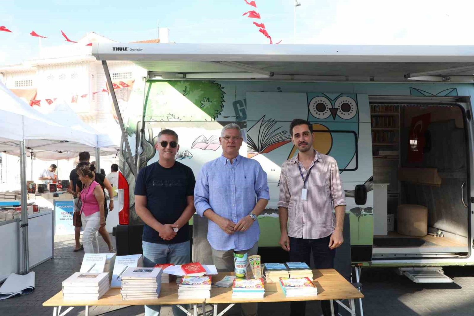 nilufer-belediyesi-gezici-kutuphane-7-mudanya-kitap-fuarinda