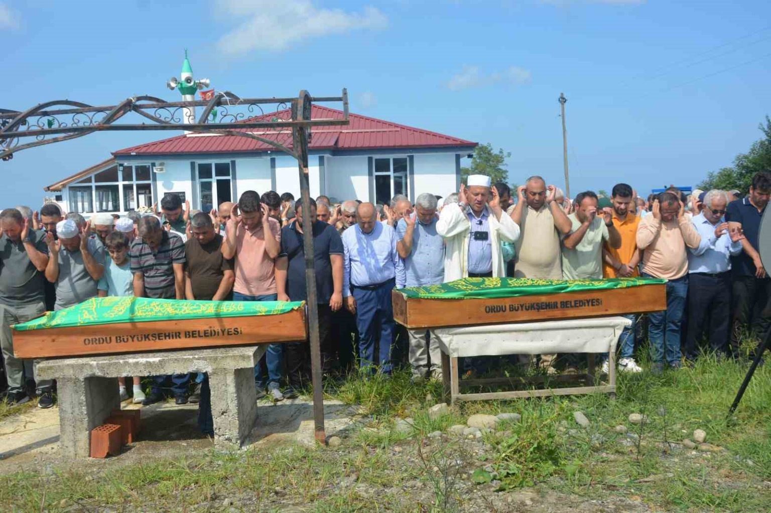 orduda-su-gideri-cinayetinde-olen-2-kardes-topraga-verildi