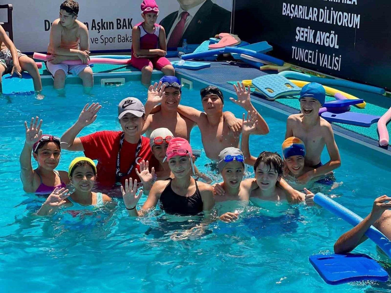 pertekteki-proje-ile-cocuklar-yuzmeyi-ogrendi