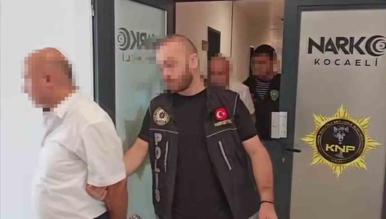 pul-biber-icine-zulalanmis-eroin-ele-gecirilmisti-2-supheli-tutuklandi