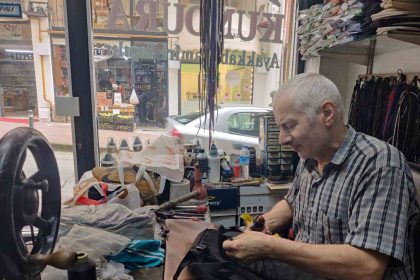 rizede-35-yillik-ayakkabi-tamircisinden-mesleki-sitem-sanat-bitti-bu-meslek-bizimle-sona-erecek