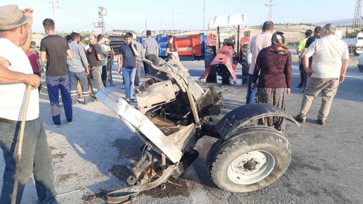 samsunda-kamyonet-ile-traktor-carpisti-4-yarali