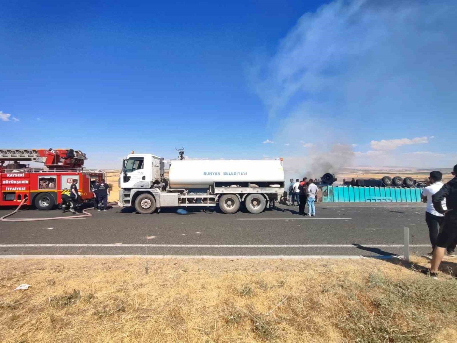 sofor-yan-yatip-yanan-tirdan-atlayarak-kurtuldu