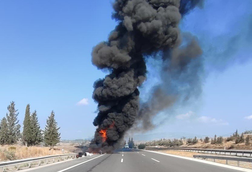 sofor-yolculari-tahliye-etti-otobus-alev-alev-yandi