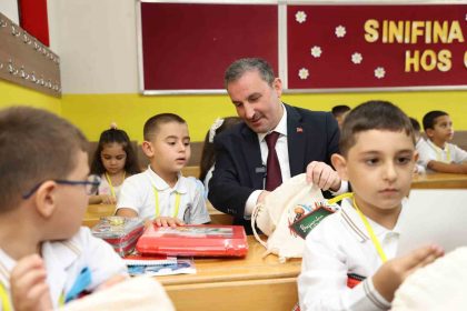 sultanbeyli-belediyesinden-okula-yeni-baslayan-tum-ogrencilere-ucretsiz-kirtasiye-seti