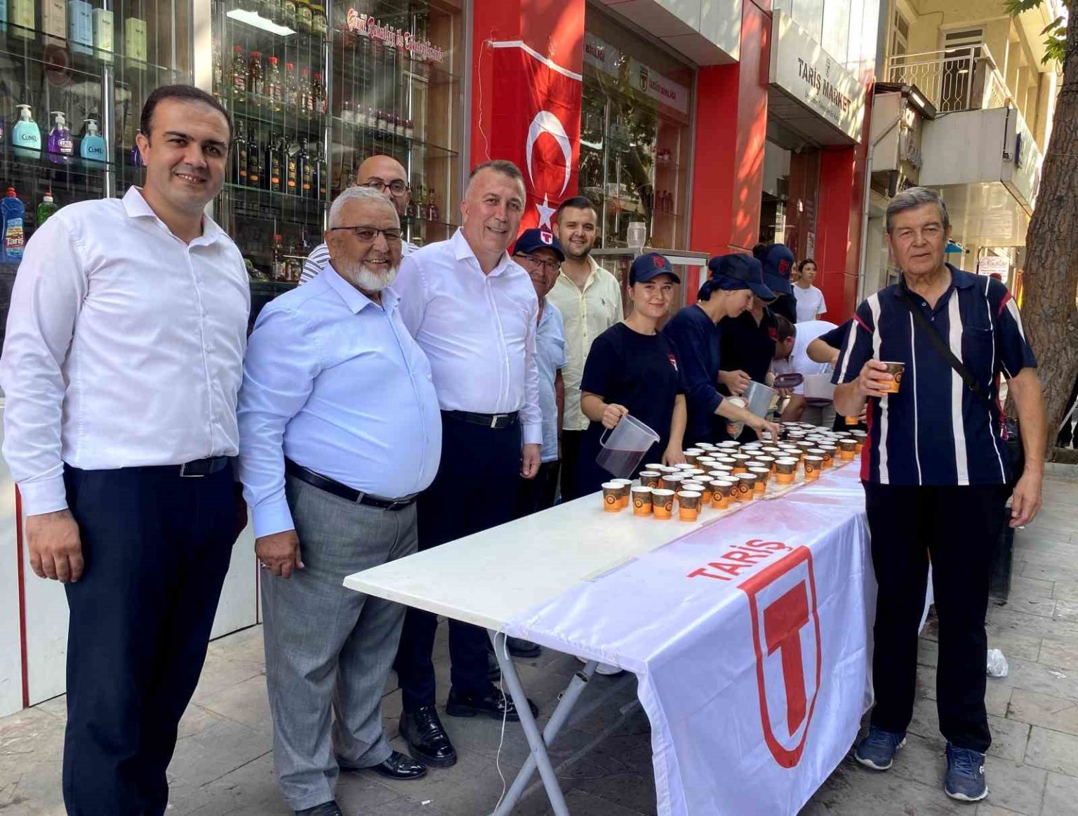 taristen-alasehirlilere-ucretsiz-uzum-suyu-ikrami
