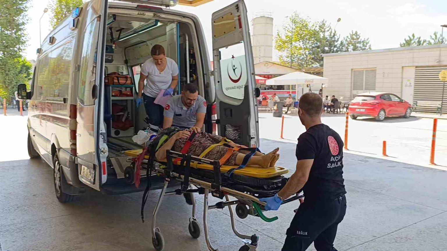 traktorun-altinda-kalan-yasli-kadin-agir-yaralandi