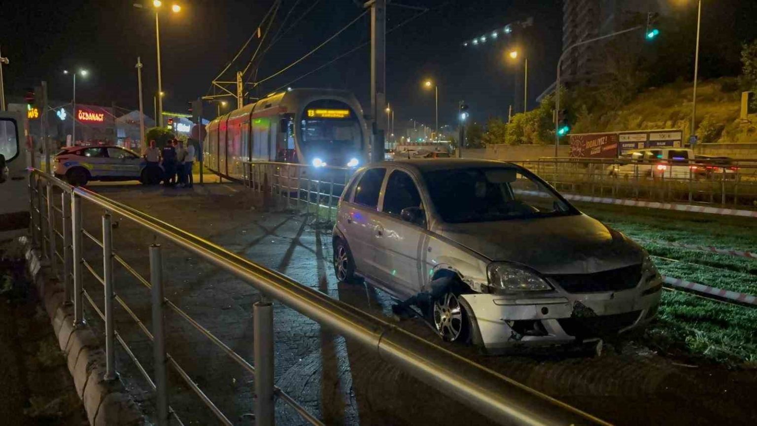 tramvay-yoluna-giren-alkollu-surucu-once-kacti-sonra-geri-geldi
