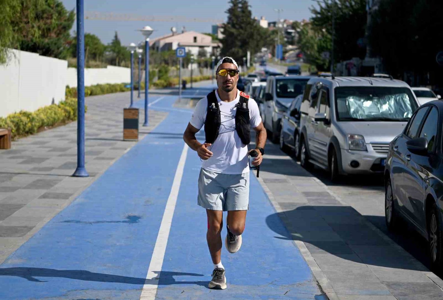 turkiyeyi-dunyaya-tanitmak-icin-basladigi-5-bin-kilometrelik-ultra-maratonda-6inci-duragi-kusadasi-oldu