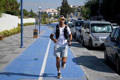 turkiyeyi-dunyaya-tanitmak-icin-basladigi-5-bin-kilometrelik-ultra-maratonda-6inci-duragi-kusadasi-oldu