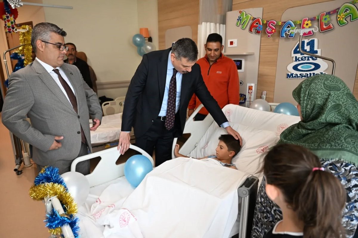 vali-ciftci-sunnet-olan-cocuklara-hastanede-ziyaret-etti