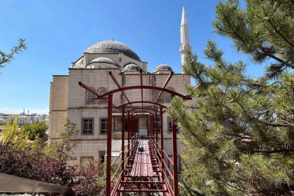 vanda-yasli-ve-engelliler-icin-camiye-gecit-yapiliyor