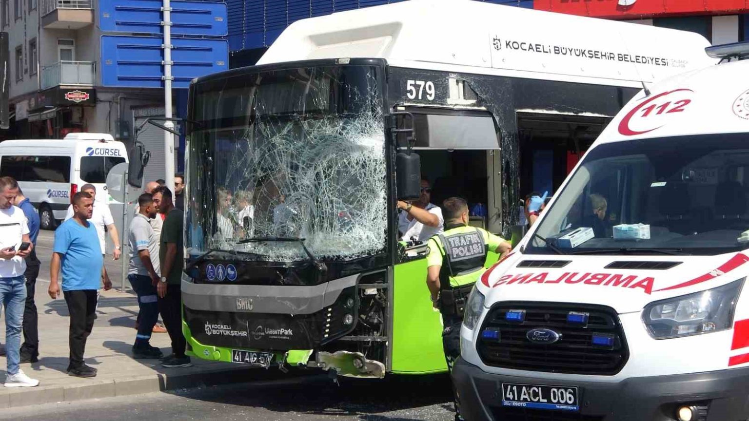 yolcu-otobusu-ile-kamyonet-carpisti-1i-cocuk-6-yarali