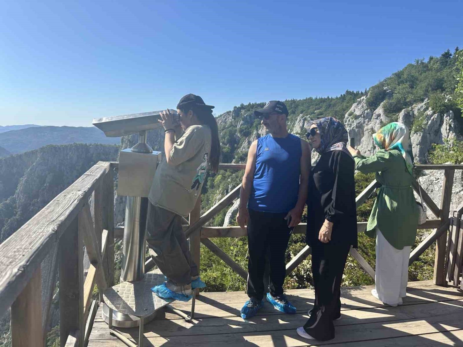 450-metrede-adrenalin-ve-gorsel-solen-bir-arada-cam-teras-ziyaretci-akinina-ugruyor