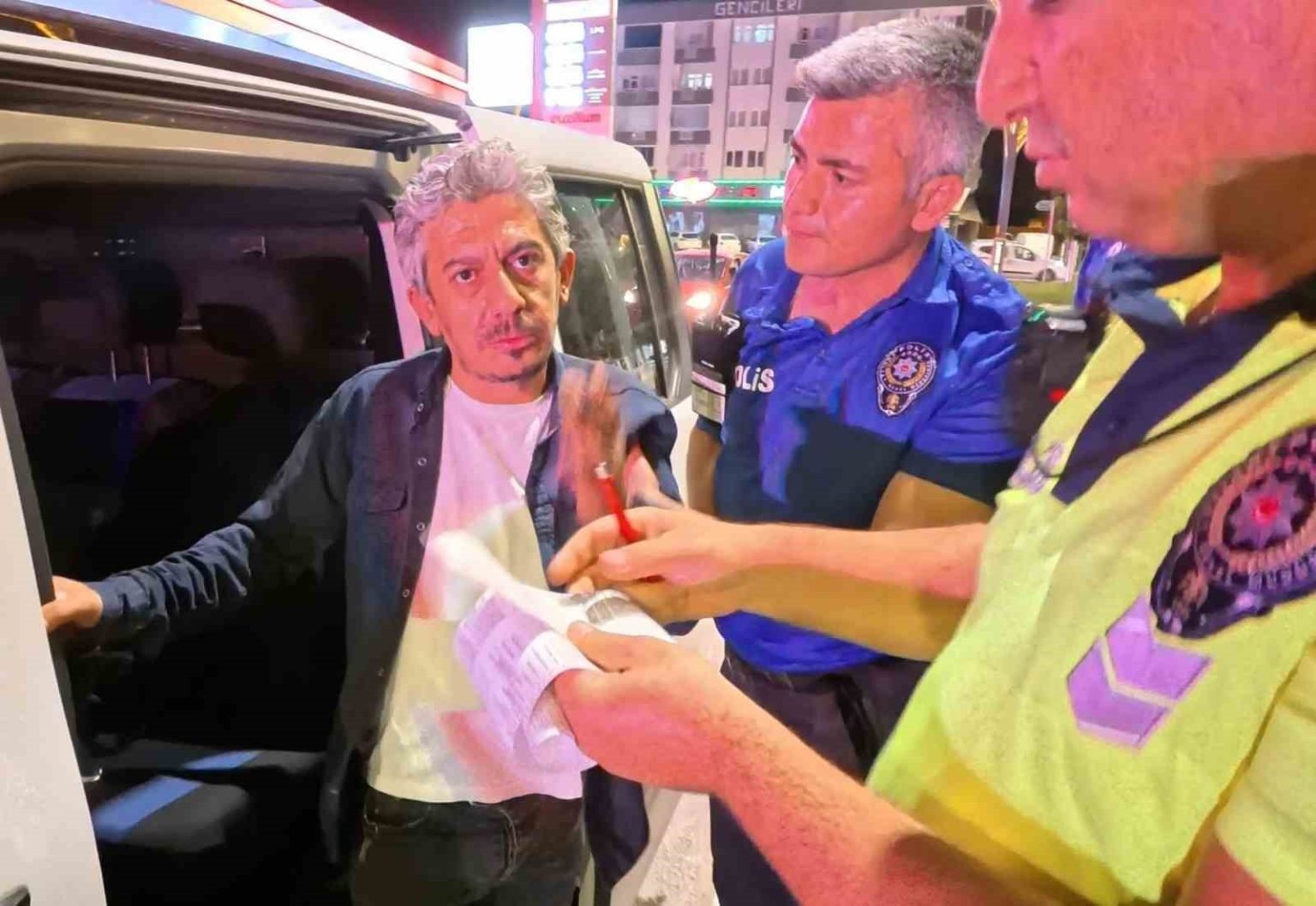 alkol-alip-direksiyona-gecti-kaza-yapip-gozaltina-alininca-hayvan-miyim-dedi