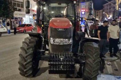 alkollu-traktor-surucusu-3-araca-carparak-durabildi-o-anlar-kamerada