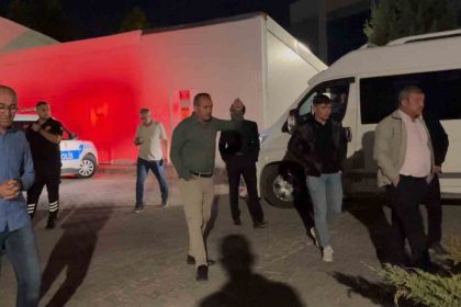 ambulansi-kilometrelerce-kovalayip-sikistirdilar-bashekimlik-bahcesine-1-minibus-adam-cagirdilar