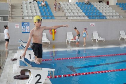 ampute-sporcu-ahmet-yasin-yuzme-tutkusuyla-engelleri-asiyor
