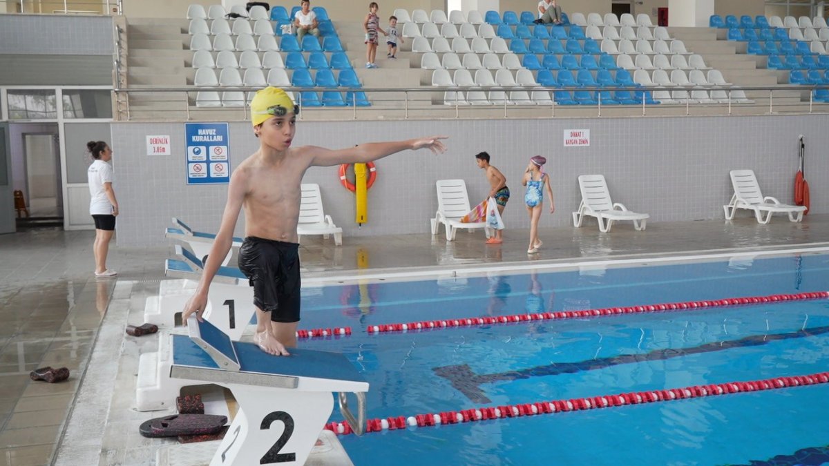 ampute-sporcu-ahmet-yasin-yuzme-tutkusuyla-engelleri-asiyor