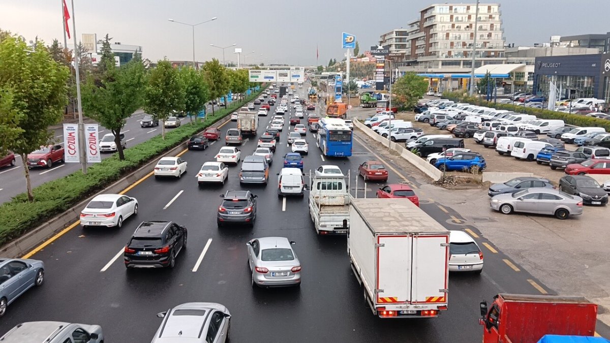 ankarada-yagis-sonrasi-kapanan-yol-trafige-acildi