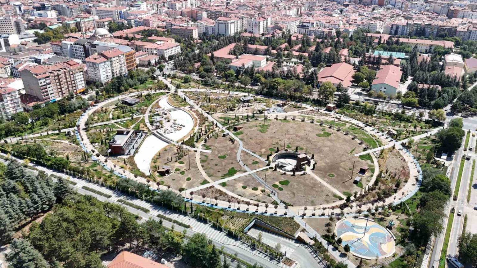 bakimsiz-kalan-her-gecen-gun-yipranan-millet-bahcesi-adeta-curumeye-terk-edildi