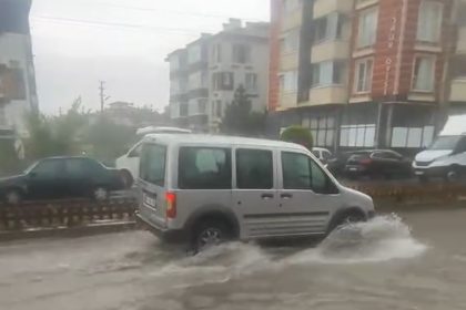 boluda-saganak-hayati-felc-etti-sokaklar-gole-dondu