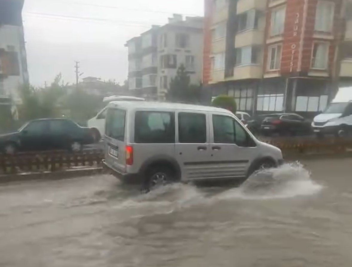 boluda-saganak-hayati-felc-etti-sokaklar-gole-dondu