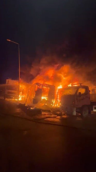 bursada-3-kamyon-ve-1-tir-alev-alev-yandi-ortalik-savas-alanina-dondu