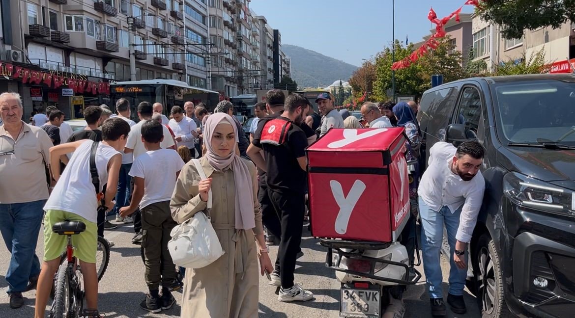 bursada-yolun-karsisina-gecen-2-kadina-motosiklet-carpti