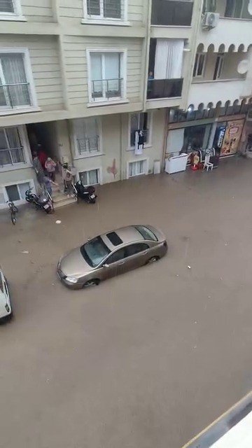 bursayi-saganak-vurdu-cadde-ve-sokaklar-sular-altinda-kaldi
