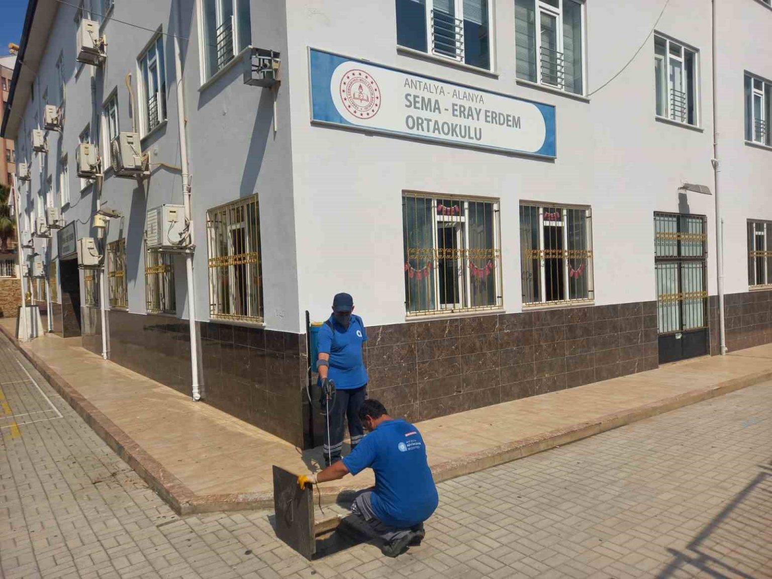 buyuksehir-ekipleri-okullari-yeni-egitim-donemine-hazirliyor