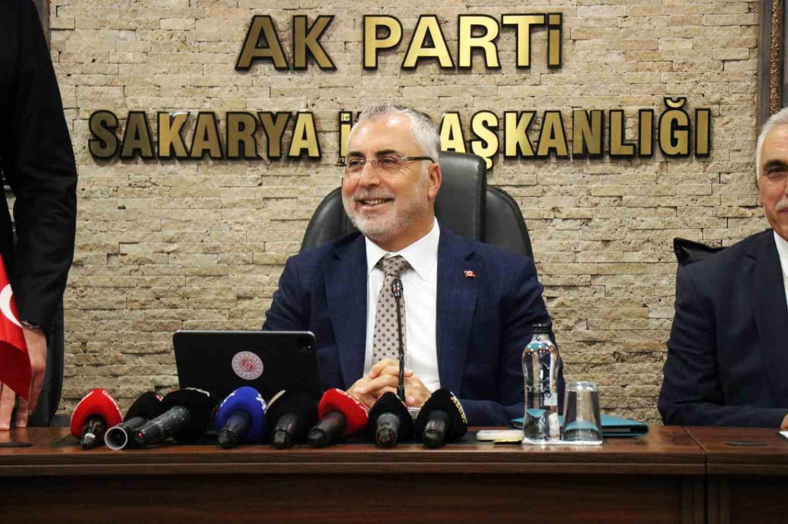 calisma-ve-sosyal-guvenlik-bakani-isikhan-issizlik-orani-04-puan-duserek-yuzde-8-seviyesinde-gerceklesti