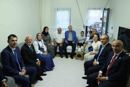 cumhurbaskani-erdogan-malatyada-depremzede-bir-aileyi-ziyaret-etti