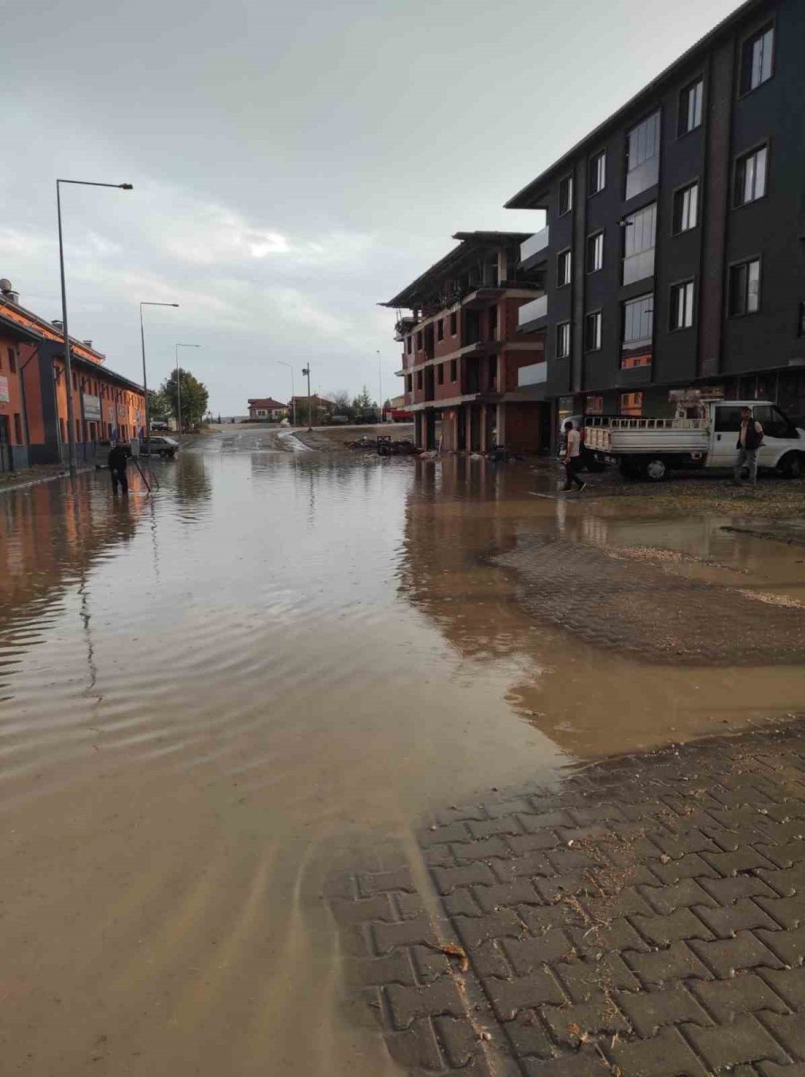 eflanide-saganak-yollari-gole-cevirdi