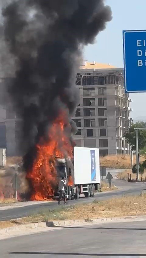 elazigda-tir-alevlere-teslim-oldu