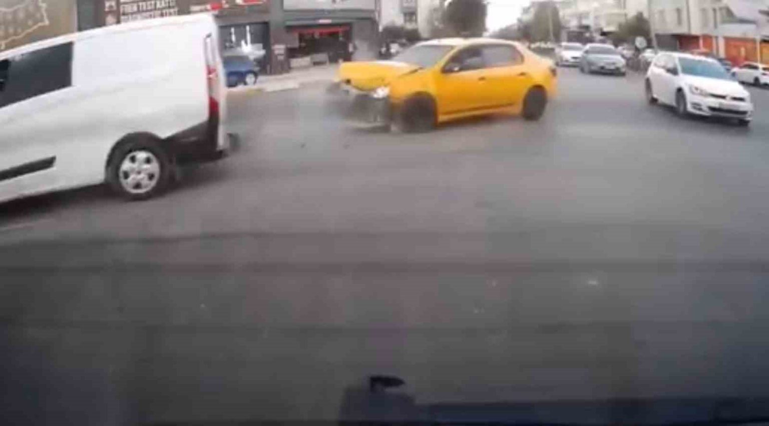 elazigda-trafik-kazasi-kameralara-yansidi