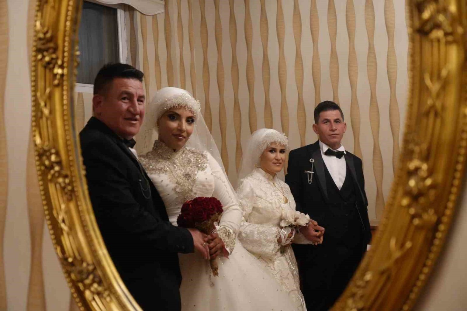 fastan-bayburta-uzanan-ask-hikayesi-iki-kardes-cifte-dugunle-dunyaevine-girdi