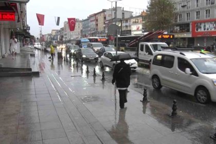 istanbul-gune-saganak-yagisla-basladi