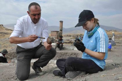 kars-ani-oren-yerinde-7-bolgede-kazi-calismasi-yapiliyor