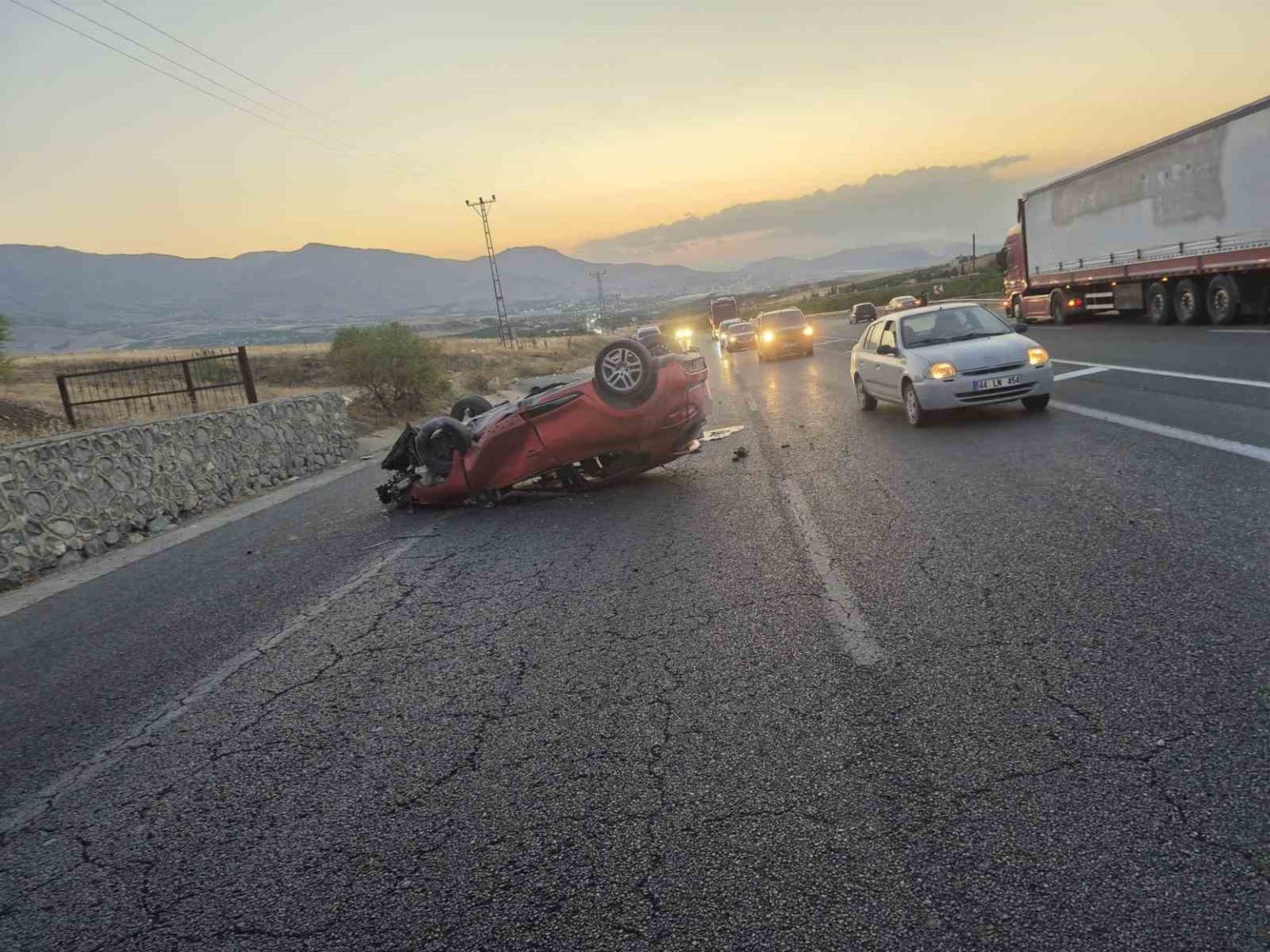 kontrolden-cikan-otomobil-devrildi-1-yarali