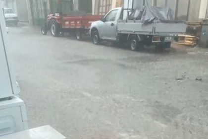 kozcagizda-saganak-yagis-yollari-gole-cevirdi