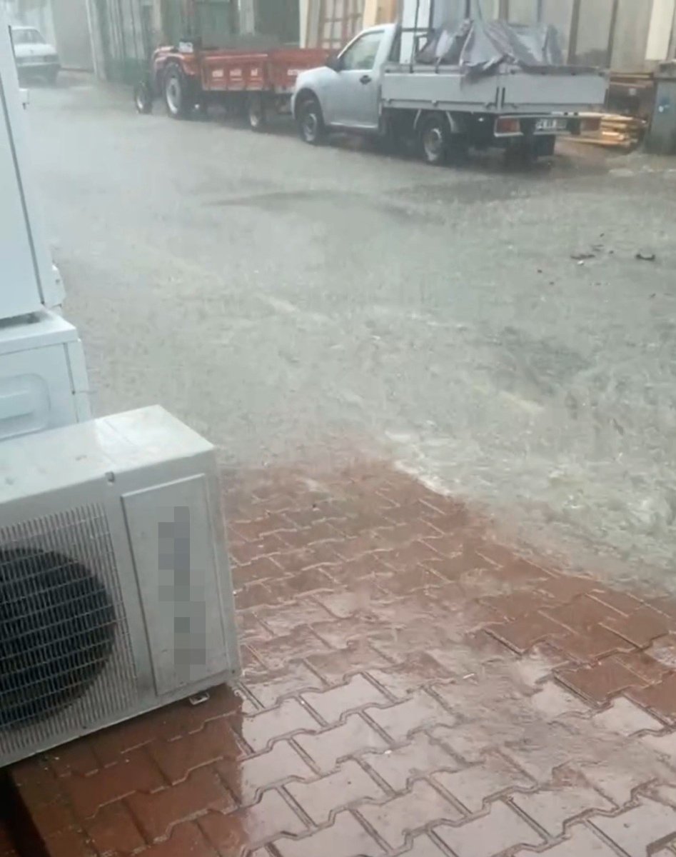 kozcagizda-saganak-yagis-yollari-gole-cevirdi