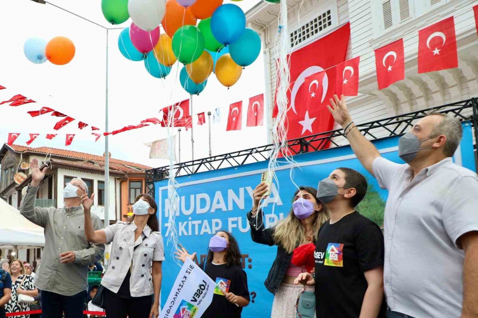 losemiyi-yenen-11-yasindaki-ali-demir-icin-binlerce-balon-goge-yukseldi
